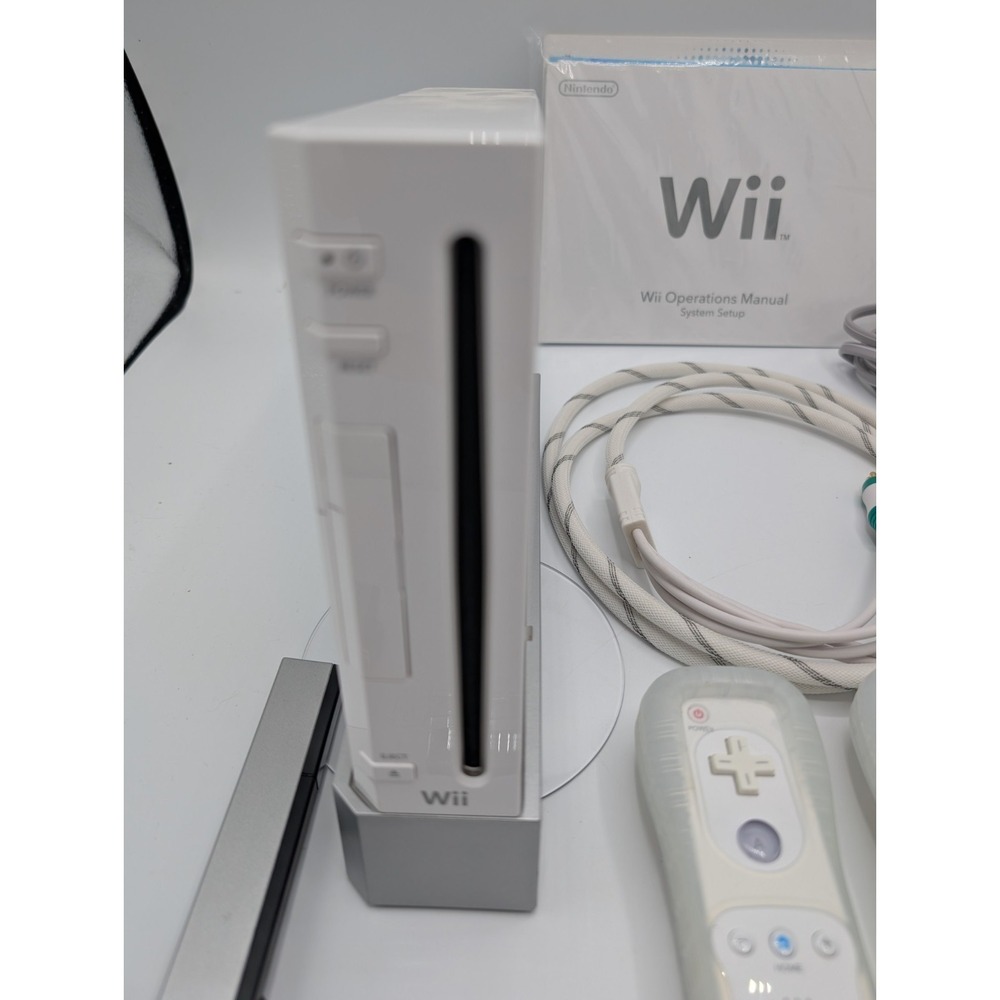 Nintendo Wii Console Bundle White 2 Wiimote 2 Nunchuk Sensor Bar Wii Sports - Picture 7 of 13
